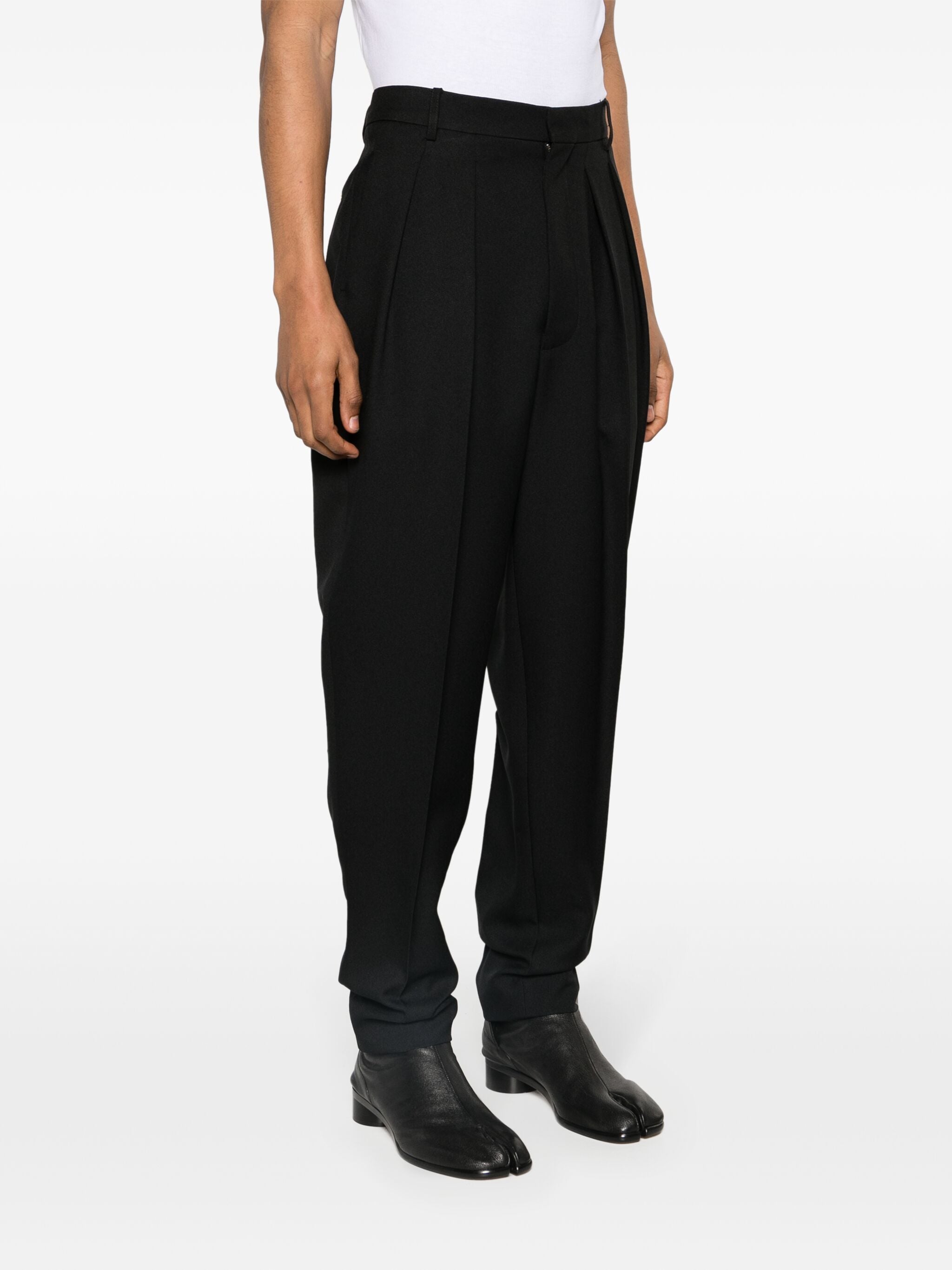 PLEATED TAPERED TROUSER