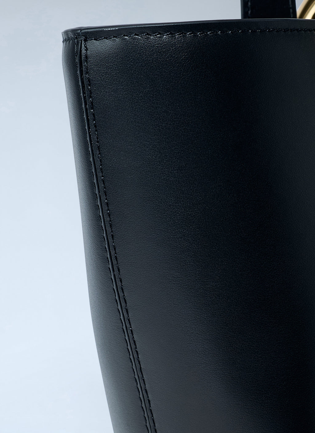 Le Moyen Bambola Bucket Bag