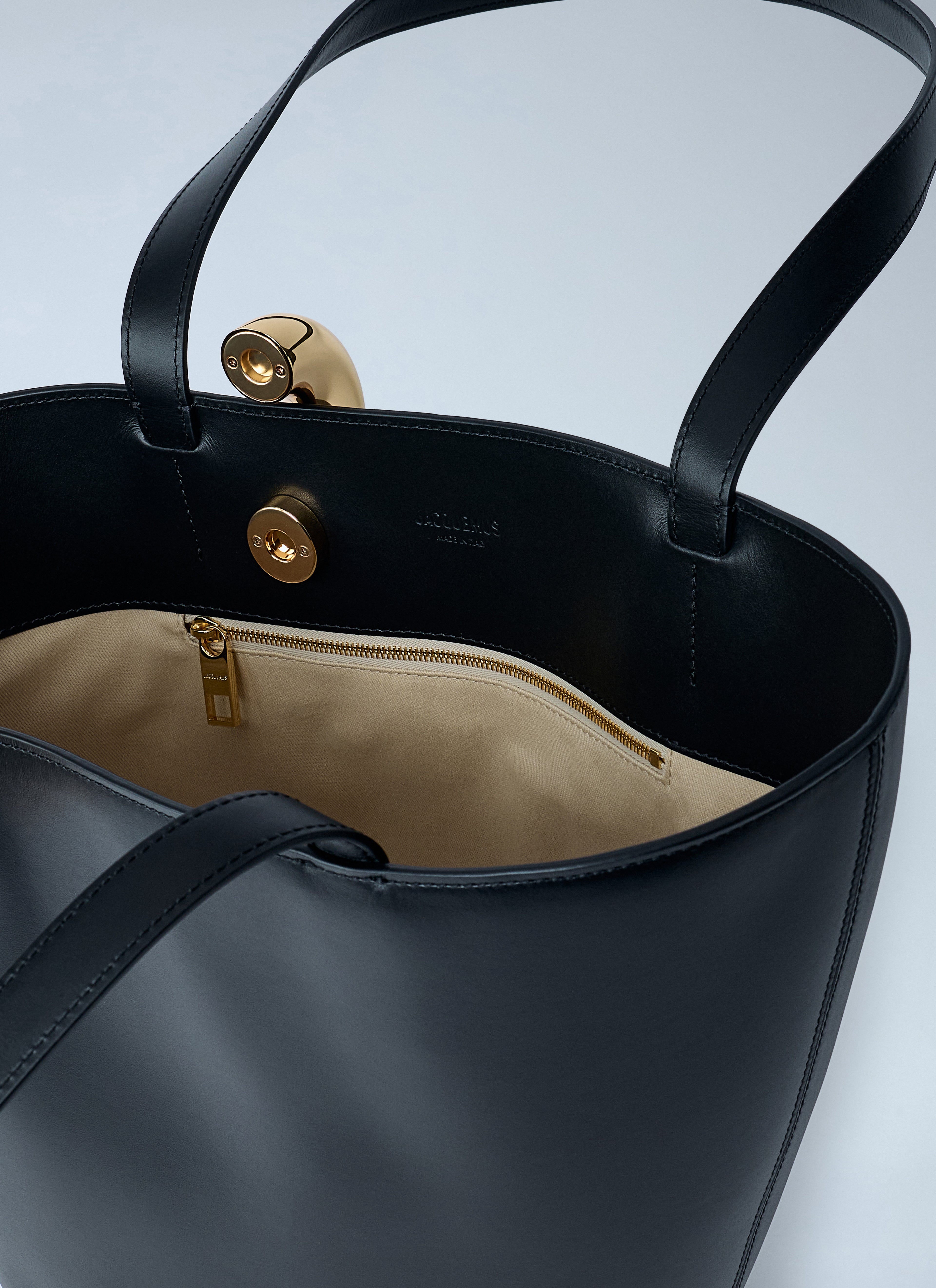 Le Moyen Bambola Bucket Bag